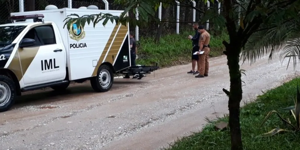 Vítima estava morta por estrangulamento, com fios amarrados no pescoço.