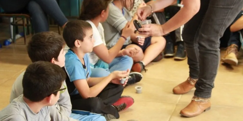 A atividade discute o ciclo da violência com dinâmicas diversificadas especialmente preparadas para as crianças