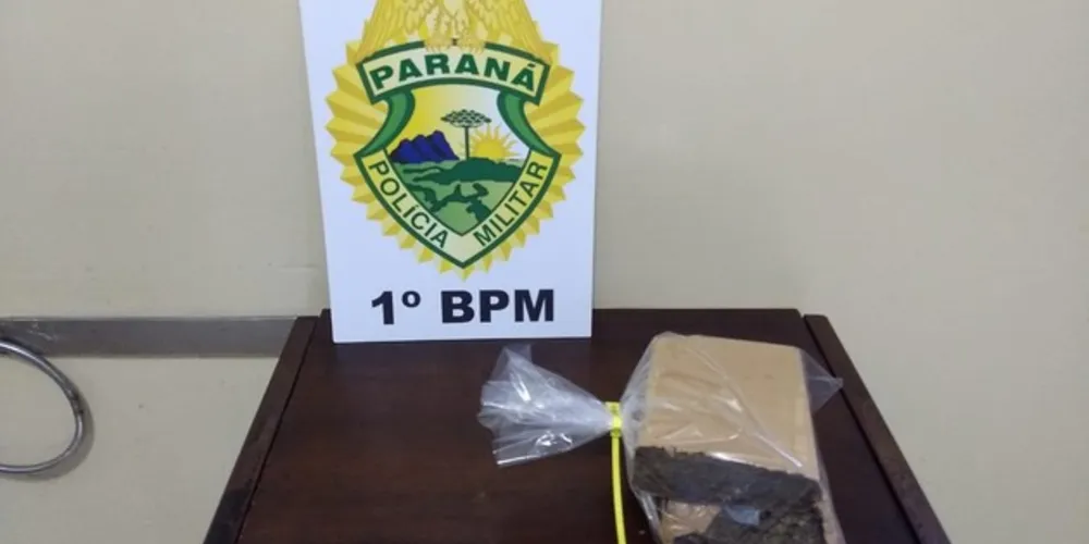 O jovem foi apreendido com um tablete de maconha pesando mais de 800 gramas.