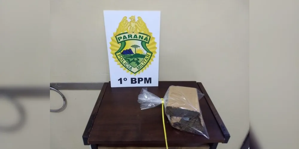O jovem foi apreendido com um tablete de maconha pesando mais de 800 gramas.