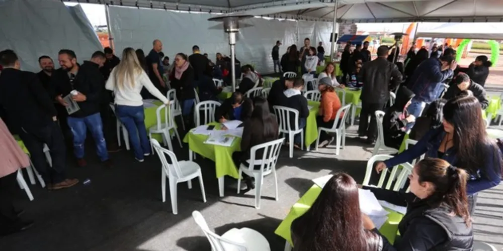 Evento teve início na manhã deste sábado. Vendas seguem até às 16 horas.