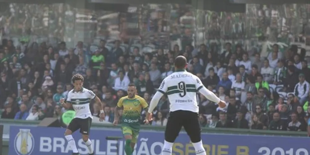 Jogo teve início na manhã deste sábado, em Curitiba