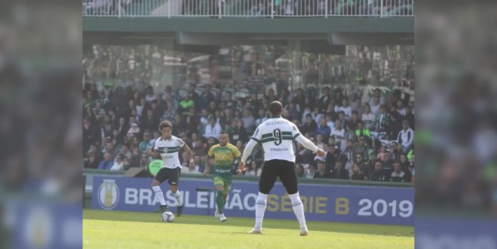 Jogo teve início na manhã deste sábado, em Curitiba