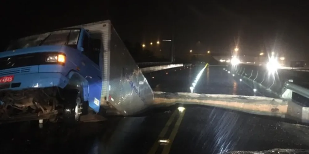 Interdição total na pista sentido Sul aconteceu na noite desta sexta-feira 