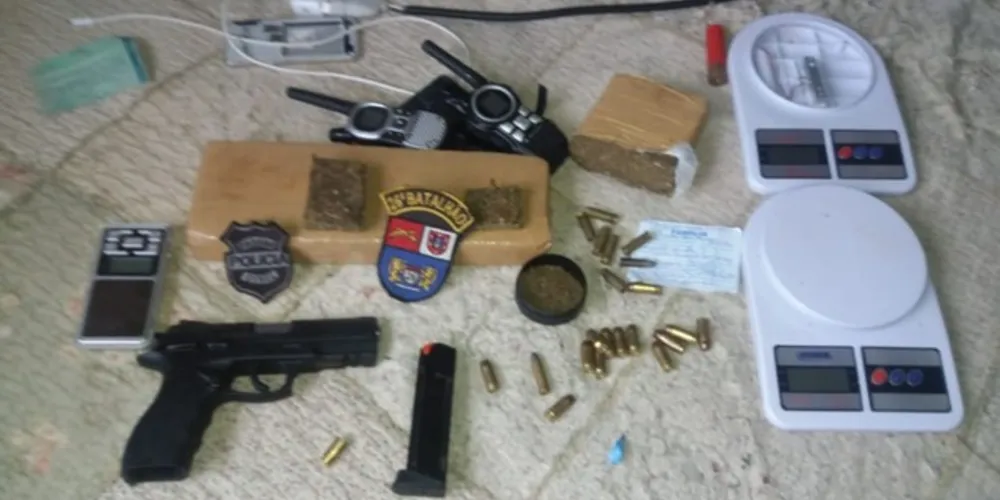 Além da maconha, foi apreendida uma pistola .40 com várias munições