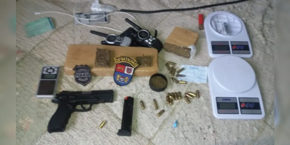 Além da maconha, foi apreendida uma pistola .40 com várias munições