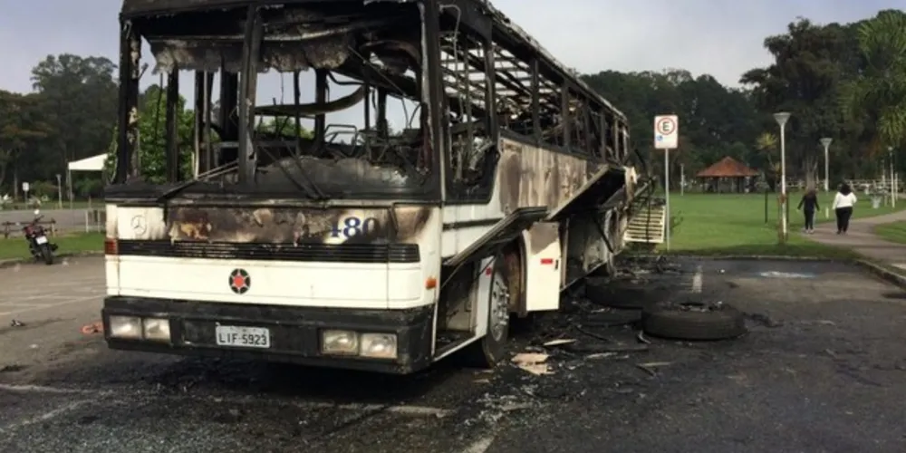 Ninguém ficou ferido, já que os motoristas dos ônibus dormiam em outro veículo