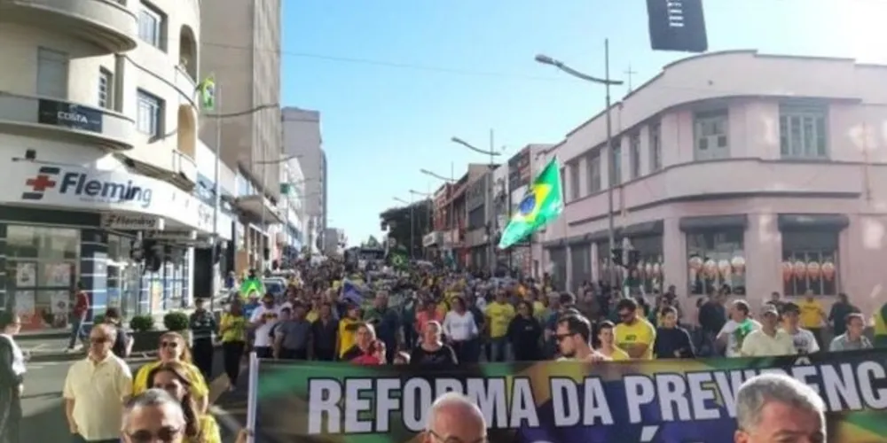Imagem ilustrativa da imagem Ato pró-Bolsonaro leva
centenas a ‘Vicente Machado’