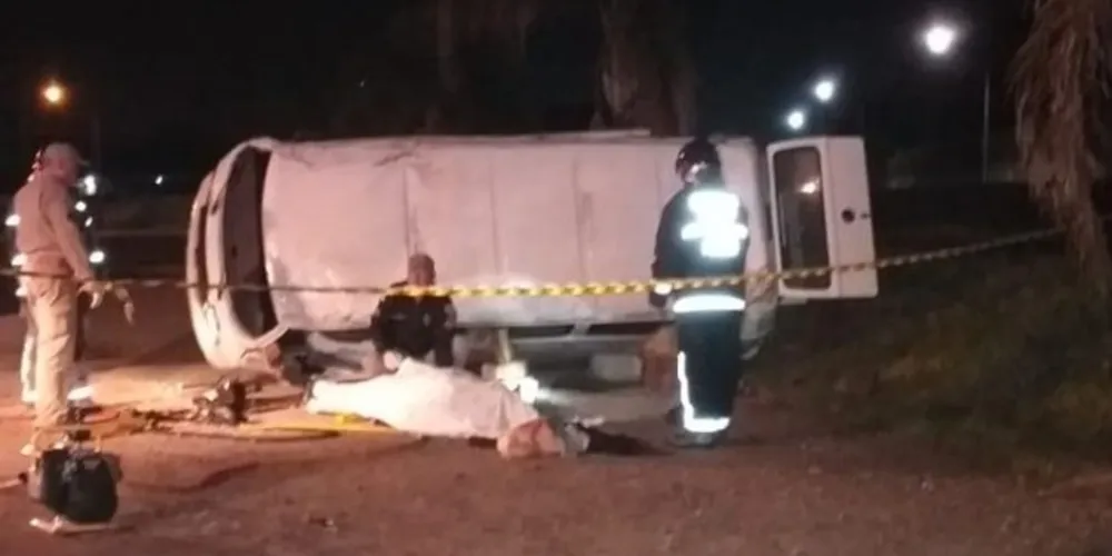 Imagem ilustrativa da imagem Motorista capota
Kombi e morre na hora no PR