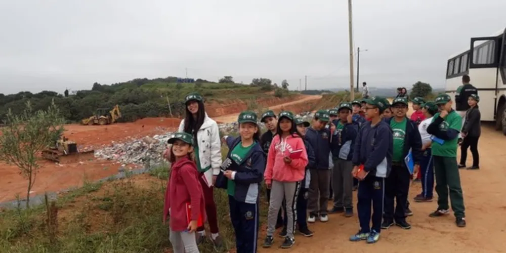 Imagem ilustrativa da imagem Visita a aterro de Castro impressiona alunos