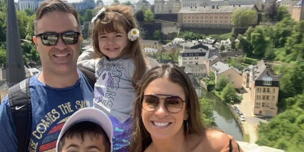 BDAY - A competente profissional da Odontologia Marina Pellissari, foi muito cumprimentada pela passagem de seu aniversário no último sábado (25). A data foi comemorada ao lado de seu marido Leonardo Pellissari e com os filhos Bernardo e Mariah em um tour especial pela Europa. No registro, a família Pellissari em visita a cidade de Luxemburgo.  Da coluna RC os votos de alegrias e prosperidade.