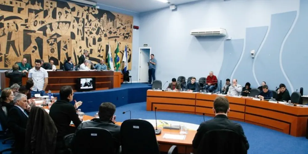 Projeto aprovado na Câmara obriga que empresas sejam responsáveis pelos reparos de buracos realizados por conta de obras no asfalto