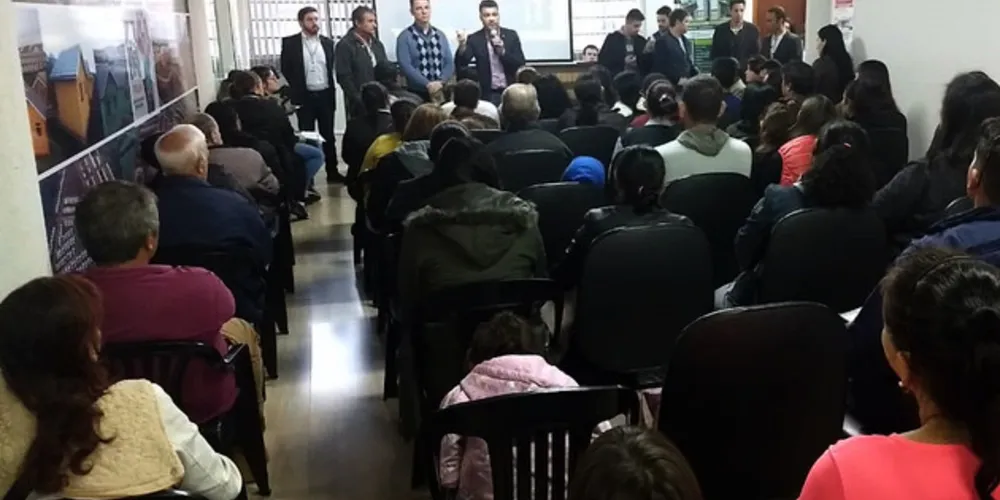 Cerca de 240 famílias cadastradas participaram de uma reunião na última sexta-feira (24)