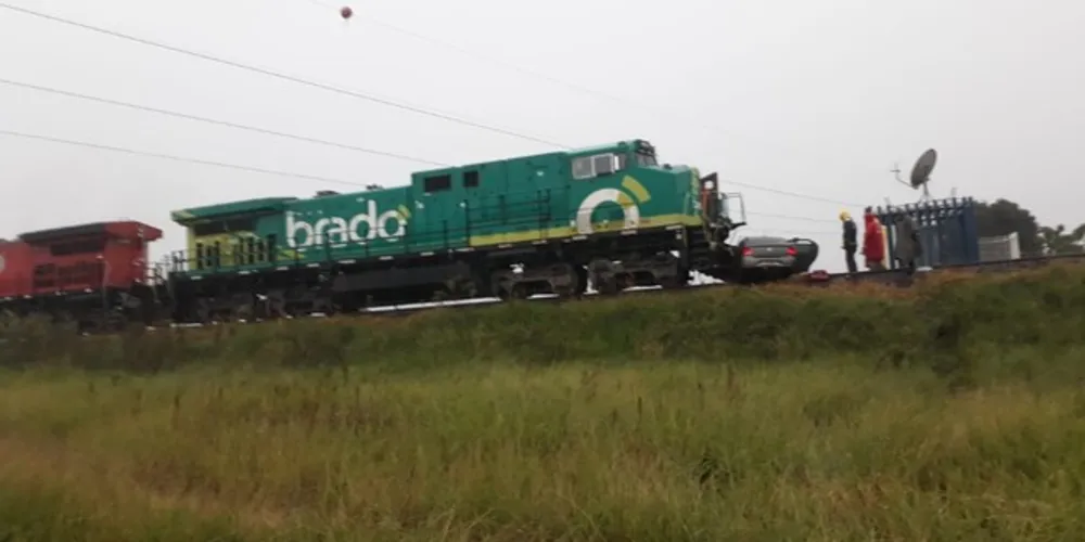 Imagem ilustrativa da imagem Carro é atingido por trem e motorista morre na hora