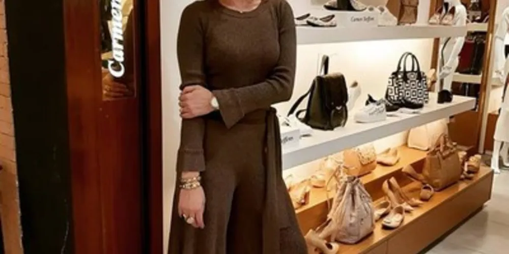 REGISTRO - Elaine Pontarolo Artero é o cartão de visitas da grife Carmen Steffens em nossa cidade, sempre ditando as principais tendências da moda, sendo sinônimo de elegância por onde passa.  Vale registrar que Elaine e seu marido Fabio Artero, recentemente assumiram as atividades das marcas Carmen Steffens e CS Club na cidade de Joinville em Santa Catarina.