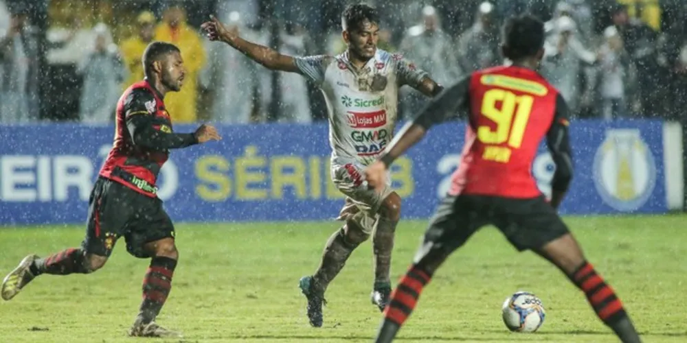 De quebra, time alvinegro saiu da zona do rebaixamento e derrubou o último invicto da competição.