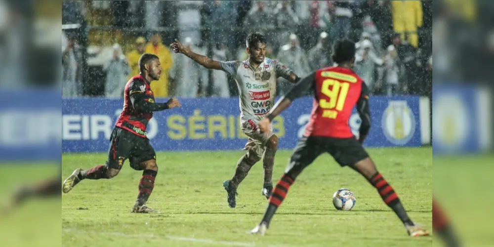 De quebra, time alvinegro saiu da zona do rebaixamento e derrubou o último invicto da competição.