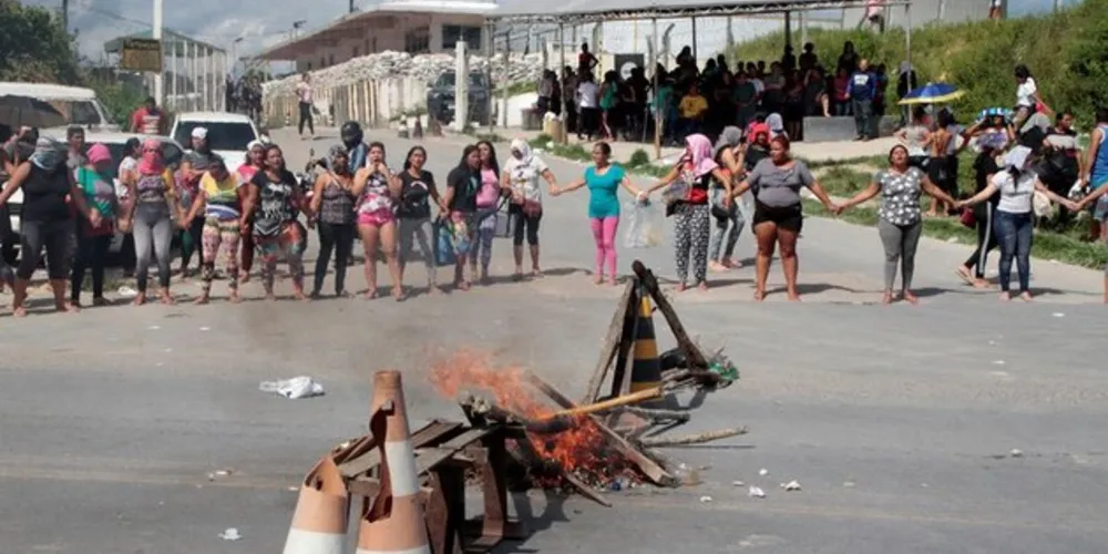 Parentes de presos bloqueiam a entrada de uma prisão em Manaus (AM).