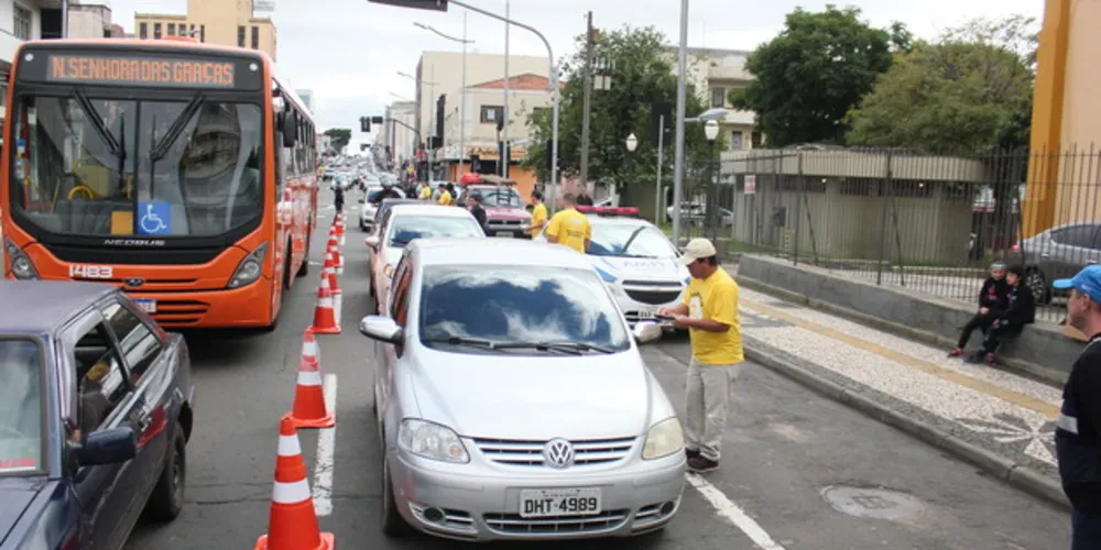 Empresa destacou algumas dicas de segurança para os condutores, ao se aproximarem do caminhão de coleta