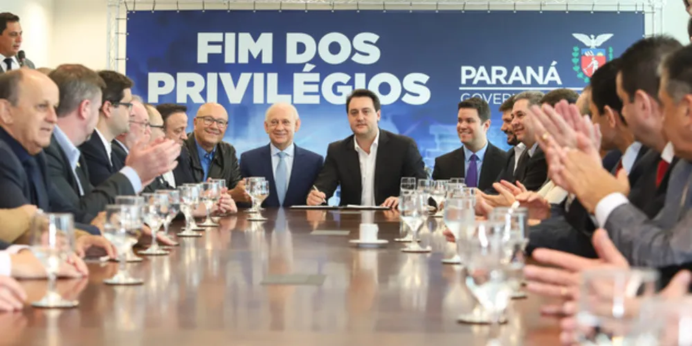 Imagem ilustrativa da imagem Paraná promulga lei
que tira aposentadoria de governadores