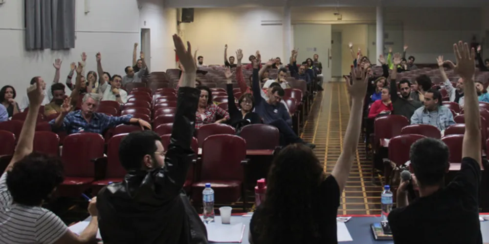 Docentes da UEPG em assembleia no último dia 13 de maio