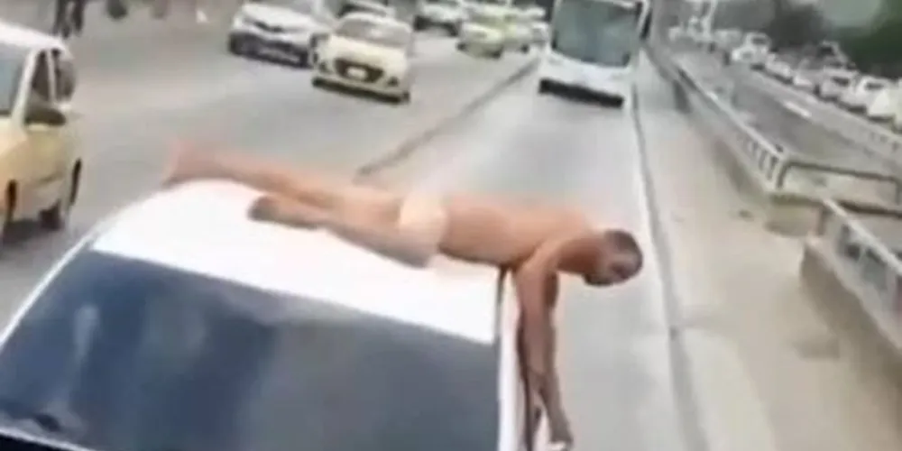 Mulher dirige com o marido pelado no teto de carro para puni-lo por traição. Iniciativa abre precedentes e causa furor na web