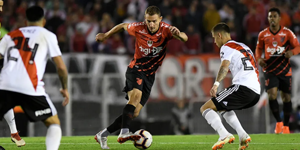 Furacão levou dois gols nos acréscimos e ficou com o vice da Recopa