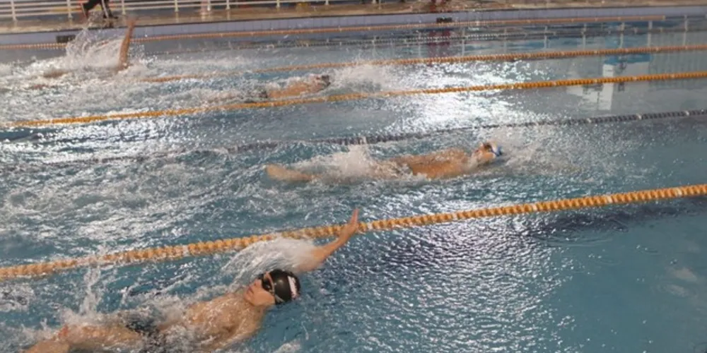 Provas foram disputadas na Piscina Municipal Guaíra e coroaram escolas da rede particular