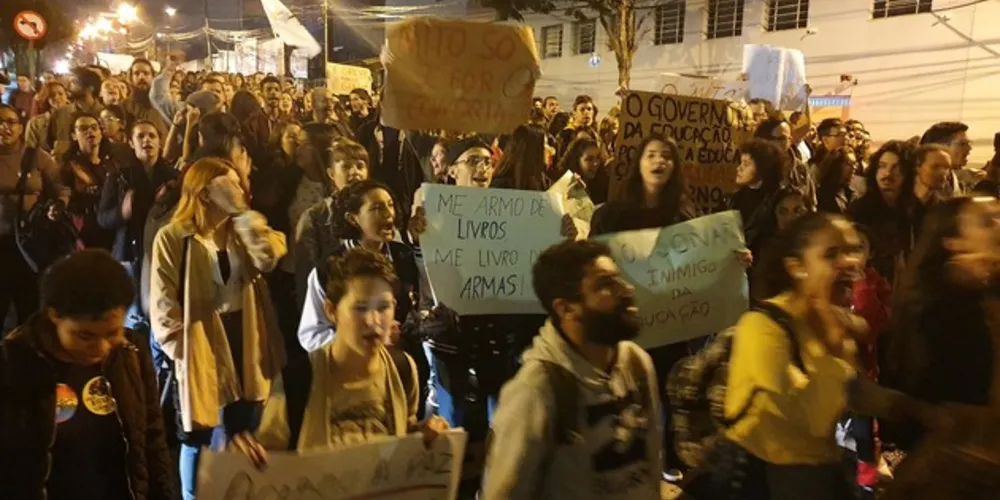 Em Ponta Grossa, cerca de mil manifestantes concentraram-se na Praça Barão de Guaraúna 