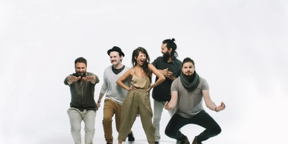 Em Ponta Grossa, o grupo realiza show no dia 7 de junho no Cine Teatro Ópera, a entrada é franca.