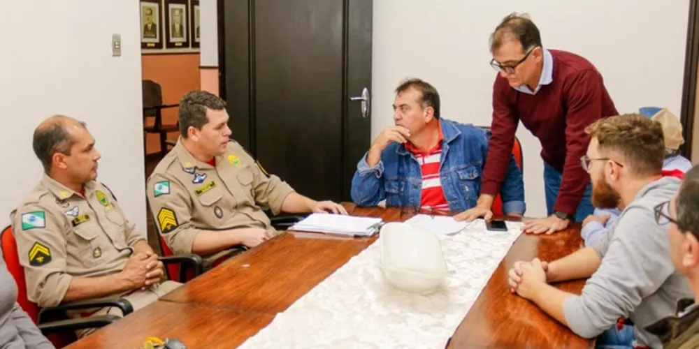 Fortes chuvas atingiram o município na noite desta quinta-feira (30) e deixaram duas famílias desabrigadas e dezenas de casas destelhadas

