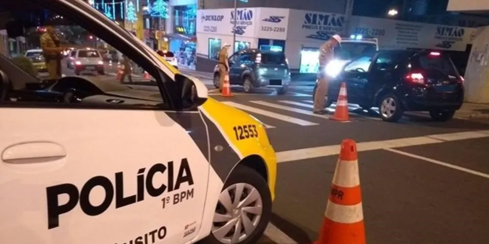 Ação entre a noite de sexta-feira (31) e a madrugada de sábado (1º) ainda contou com abordagem a 147 veículos. Ao todo foram 64 infrações.
