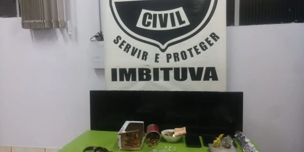 Os policiais fizeram buscas na casa do suspeito e encontraram diversas pedras de crack e valor expressivo em dinheiro