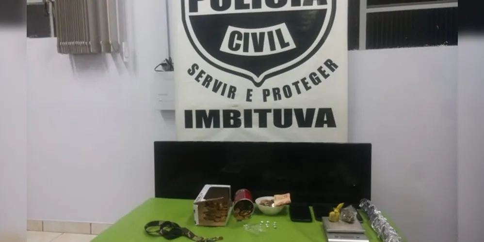 Os policiais fizeram buscas na casa do suspeito e encontraram diversas pedras de crack e valor expressivo em dinheiro