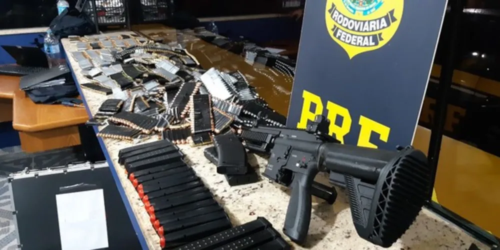 O arsenal estava escondido em um fundo falso, entre o assoalho do porta-malas e o tanque de combustível