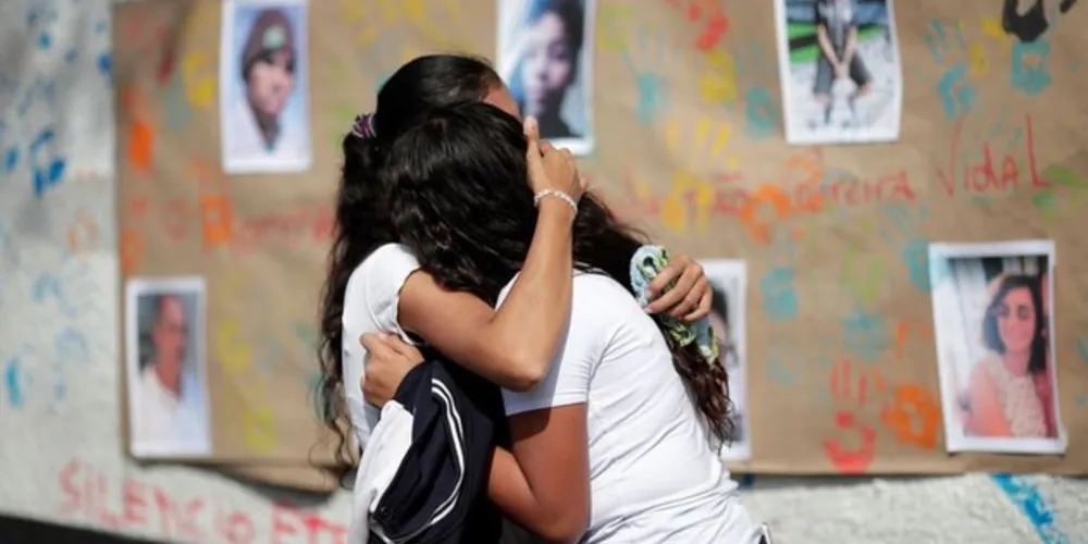 Alunos durante homenagem às vítimas do tiroteio na escola Raul Brasil em Suzano, em São Paulo.