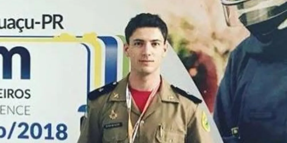 O tenente Marcelo Aleixo, sozinho, retirou quatro pessoas que estavam no veículo. Uma criança sobreviveu