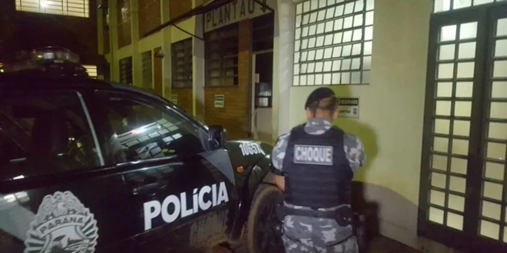 Droga e os dois envolvidos foram levados para a delegacia na noite deste sábado