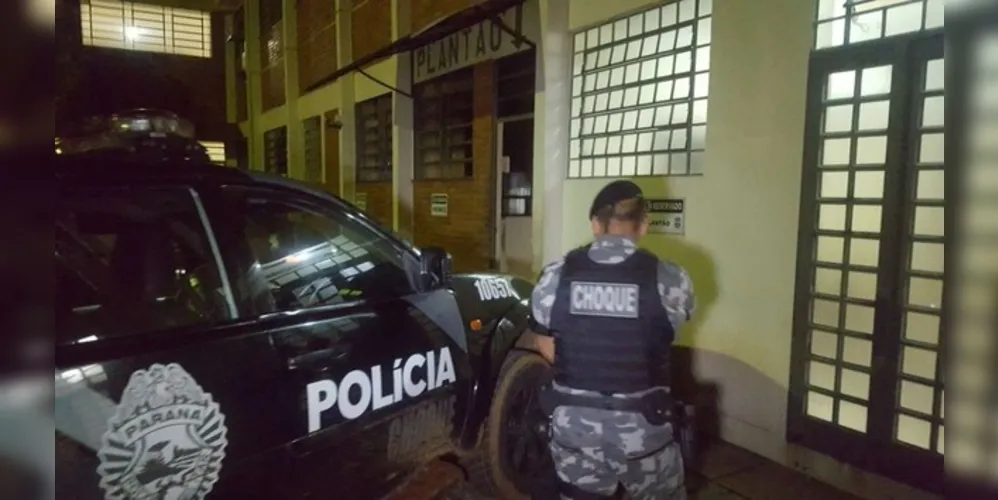 Droga e os dois envolvidos foram levados para a delegacia na noite deste sábado