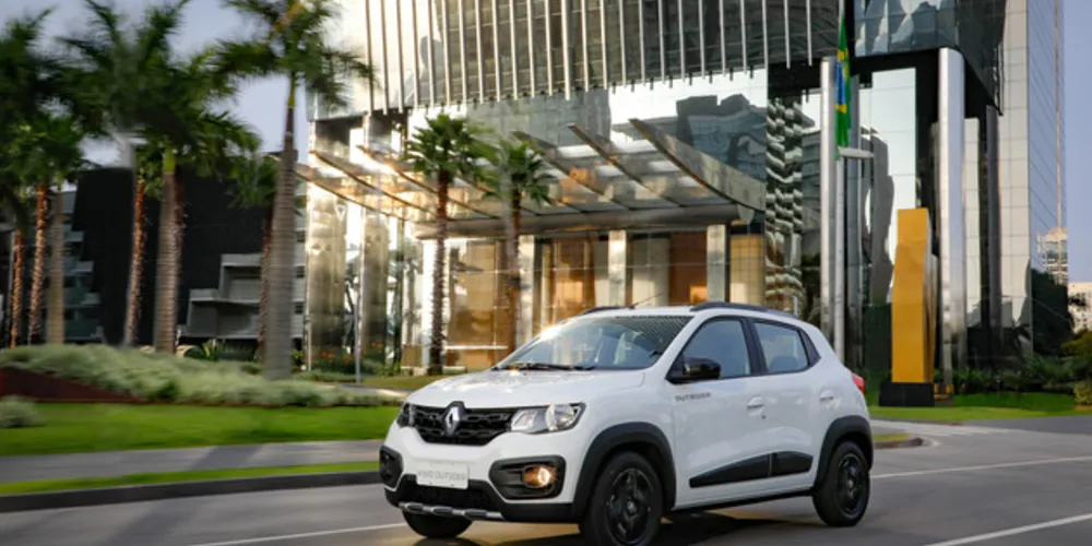 O Kwid Outsider também recebe skis frontal e traseiro, barras de teto, proteção lateral, moldura do farol de neblina e calotas na cor preta