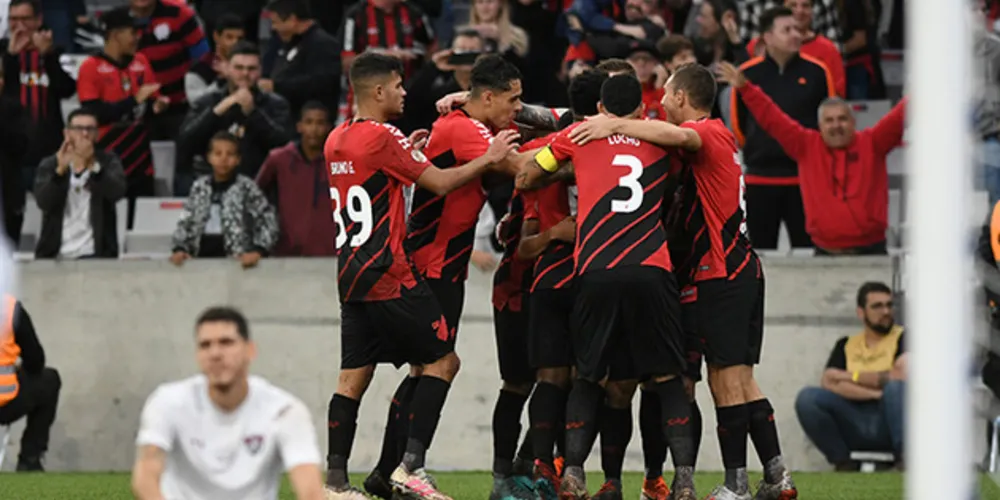 Furacão aproveitou superioridade numérica para bater o Fluminense na Arena