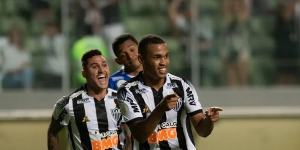 Goleada por 4 a 0 mantém Galo na caça ao Palmeiras