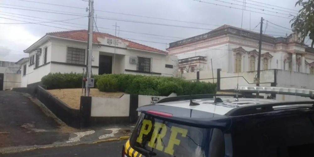 Suspeito dirigia van abordada pela PRF quando passava pela cidade de Palmeira