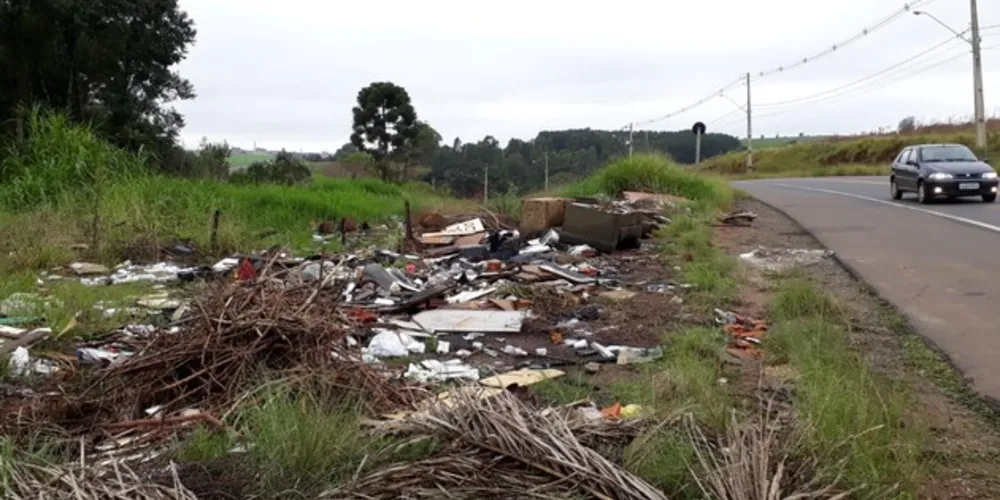 Imagem ilustrativa da imagem Moradores denunciam descarte de lixo no Contorno Leste