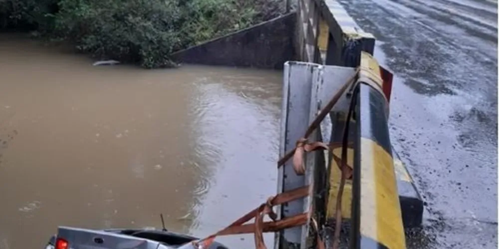 Carro despencou de ponte e caiu dentro de rio - quatro pessoas morreram