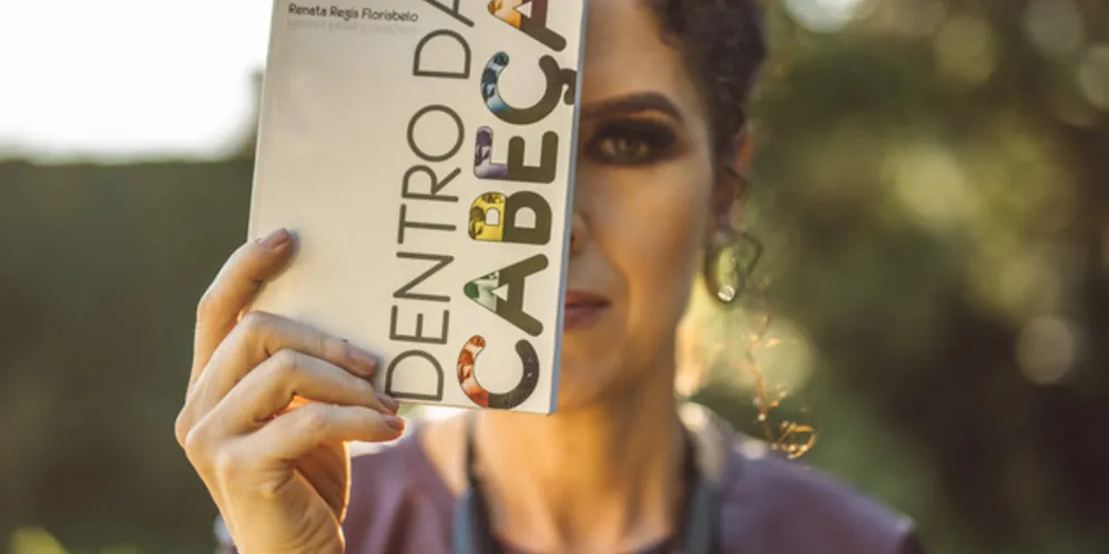 DESTAQUE - A escritora Renata Regis Florisbelo prepara para o próximo dia 26 de junho, nas dependências da Galeria de Arte da Proex, o lançamento do livro “Dentro da cabeça”. Dentro da cabeça é o 13º livro de Renata e trará 88 minicontos e minicrônicas, sendo todos escritos exclusivamente para a obra. O concurso conta com o apoio Editora Estúdio Texto, Centro Cultural Professor Faris Michaele e da Academia de Letras dos Campos Gerais (ALCG). Comentaremos.