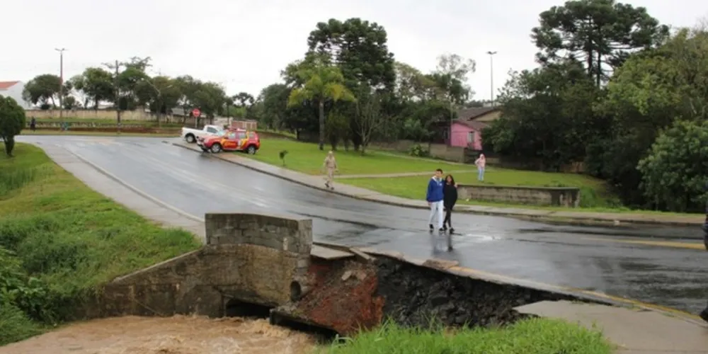 Com as fortes chuvas na região, uma parte da mureta de proteção da via e a calçada desmoronaram