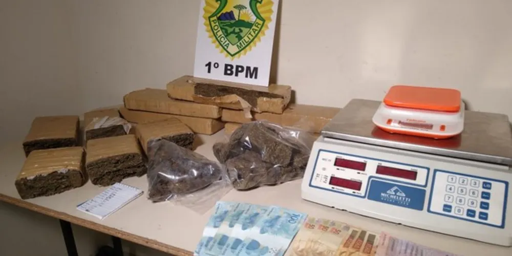 Além da droga, polícia encontrou dinheiro e outros objetos usados no tráfico
