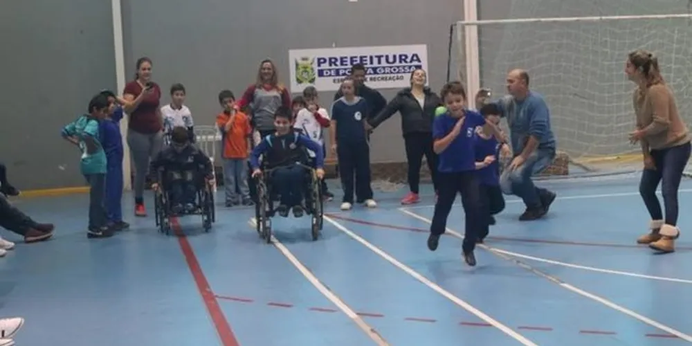 Pequenos paratletas mostraram desenvoltura, correndo, jogando basquete e vôlei 