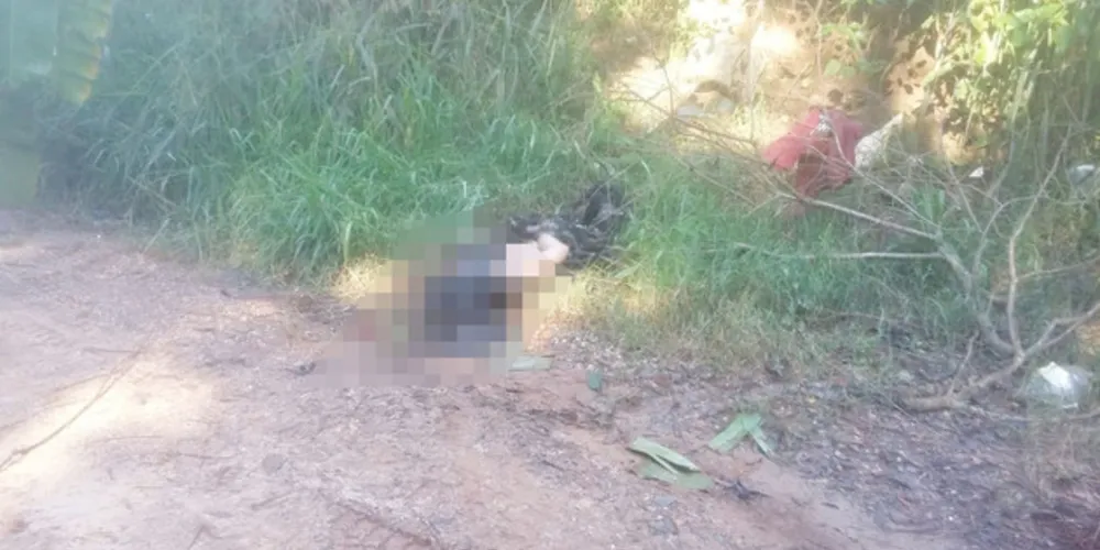 Moradores encontraram o cadáver às margens de uma rua. Vítima estava com os pés e mãos amarrados